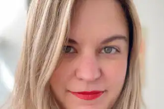 Bold and bright ColorLuxe Lipstick Tryon