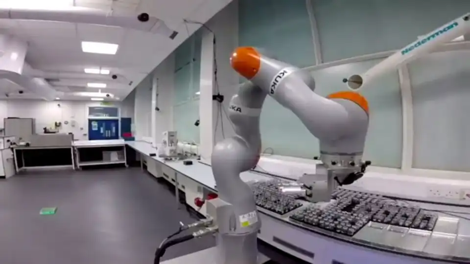Robot Lab Assistant Runs Its Own Experiments
